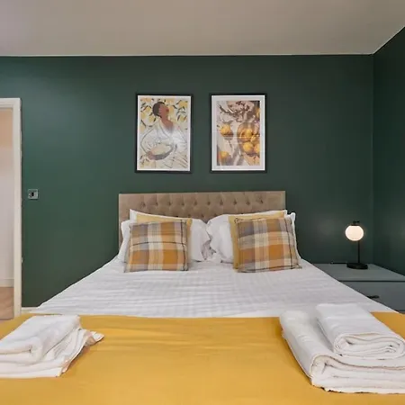 Leeds 3 Bedroom Flat Apartment *