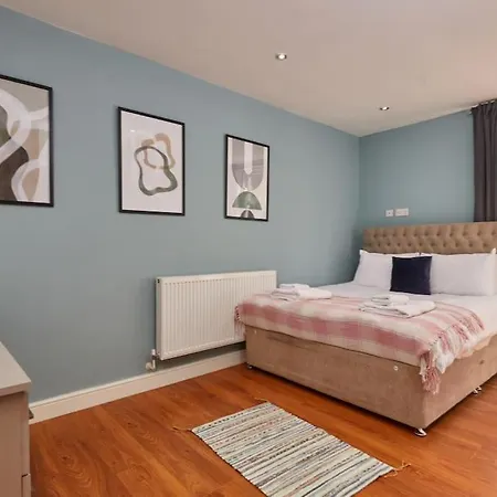 شقة 3 Bedroom Flat ليدز