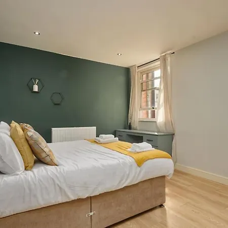Leeds 3 Bedroom Flat *