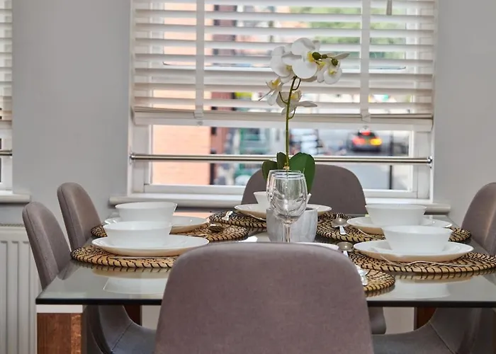 Апартаменти 3 Bedroom Flat